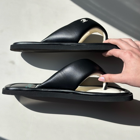 Chanel 22p Lambskin Padded Pool Thong Slides Black/White - Picture 7 of 9